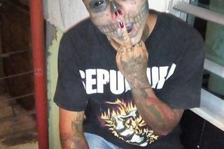 Mężczyzna usunął nos i uszy, aby wyglądać jak żywy trup