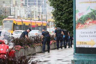 Policjanci grzebią w śmietnikach i kwietnikach w centrum Warszawy