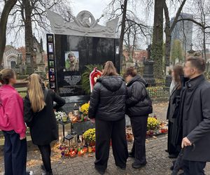 Tak wygląda grób Daniela Sztybera w Święto Zmarłych. Polski żołnierz oddał życie za Ukrainę