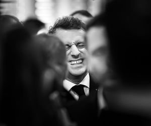 Prawda o Macronie ujawniona! Nie zgadniesz, co kupuje hurtowo perfumy i zlewa się nimi w hurtowych ilościach