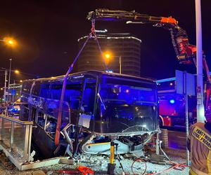 Autobus wjechał w przejście podziemne. Jedna osoba zginęła, trzy zostały ranne