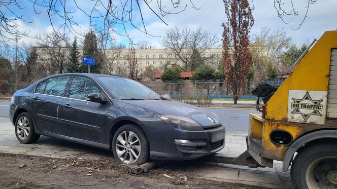 Samochód porzucony na chodniku przy ul. Odyńca 