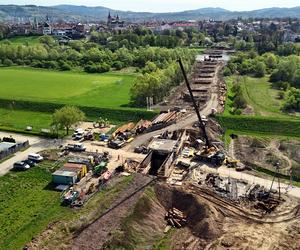 Trwa przebudowa linii kolejowej Nowy Sącz – Chabówka.  Powstają nowe tory, mosty, wiadukty i tunele