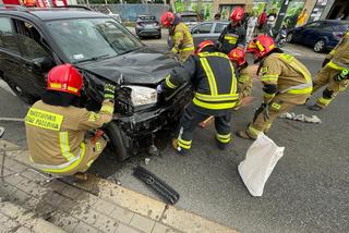 Pijany staranował barierki przy przystanku tramwajowym. O krok od tragedii w Warszawie