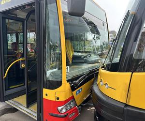 Czołowe zderzenie autobusu miejskiego z tramwajem. Kierowca zasłabł za kierownicą