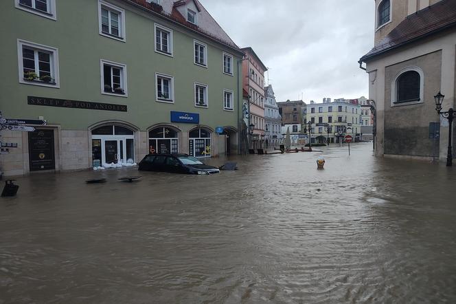 Krytyczna sytuacja w Kłodzku. Okropnie leje, ulice i domy zalane, potrzebujemy pomocy