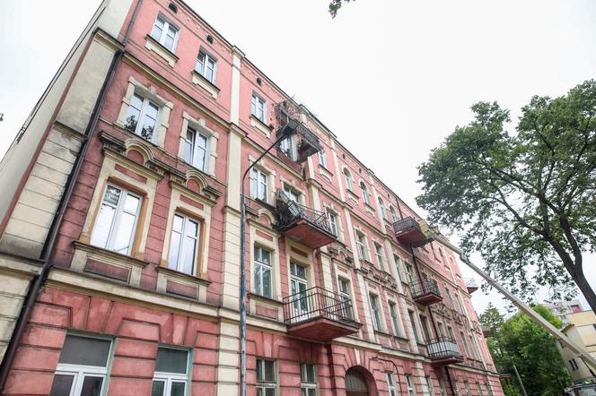 Pani Sylwia zginęła, a jej mąż walczy o życie. Zarwał się pod nimi balkon. Sprawą zajmie się prokuratura.