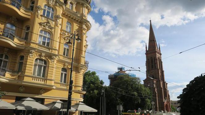 Zabytki na placu Wolności odzyskują blask