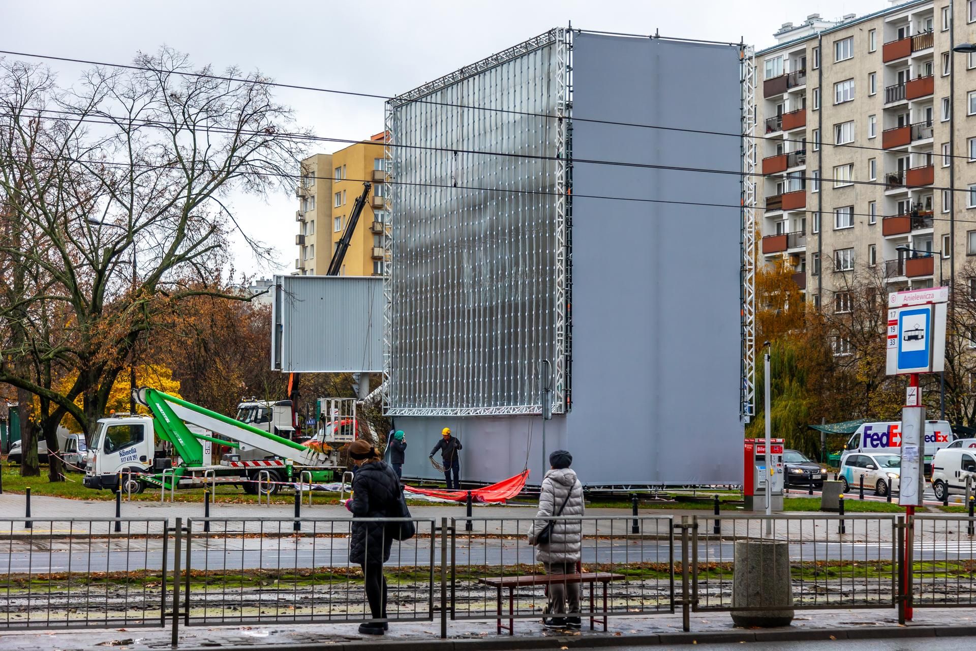 Stelaż reklamowy na rogu ul. Anielewicza i al. Jana Pawła II w Warszawie