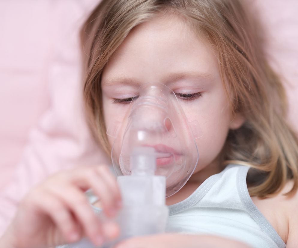 Dziecko z maseczką do inhalacji