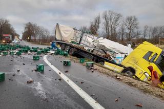 Ciężarówka pełna piwa rozbiła się w Suchowoli. Skrzynki z butelkami zablokowały drogę