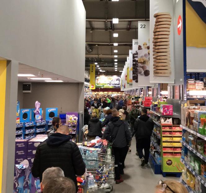 Oblężenie w radomskich sklepach z powodu koronawirusa 