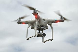 Nad Rzeszowem będzie latać rój 49 dronów! To pierwsze takie rozwiązanie w Polsce [WIDEO]