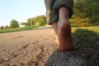 Mały chłopiec sam wyszedł ze żłobka bez butów. Szokujące sceny na ulicy
