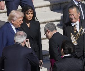 Donald Trump tuż przed pogrzebem papieża Franciszka podszedł do trumny. Co się stało?