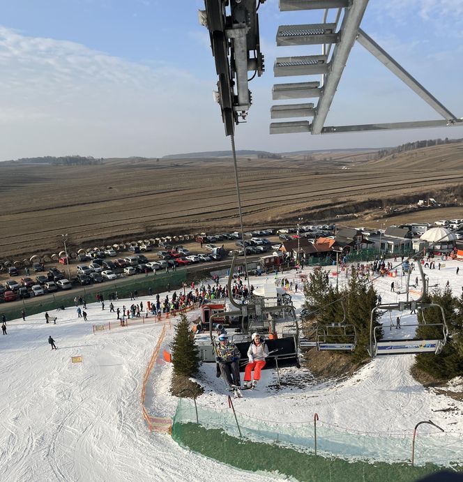 Na nartach podjadała mężowi frytki