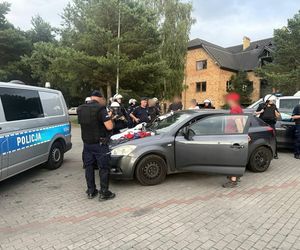 Kibole szykowali zasadzkę. Kłody drewna na drodze i sprzęt do walki w samochodach