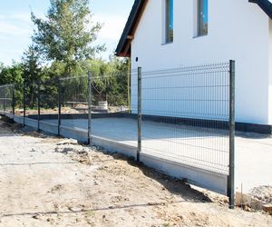 Panel ogrodzeniowy na płot. Ile kosztuje kompletne ogrodzenie panelowe i jak je zamontować?