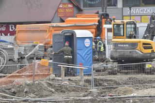 Koparka wykopała BOMBĘ! Ewakuacja na budowie metra w Warszawie