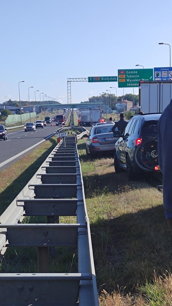 Śmiertelny wypadek na S8. Motocyklista wjechał prosto na tira