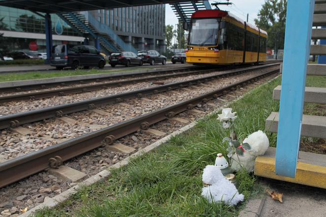 Czterolatek zginął ciągnięty przez tramwaj po torowisku. W miejscu tragedii wciąż płoną znicze