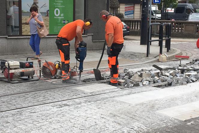 Trwa naprawa torowiska na Wybickiego w Grudziądzu