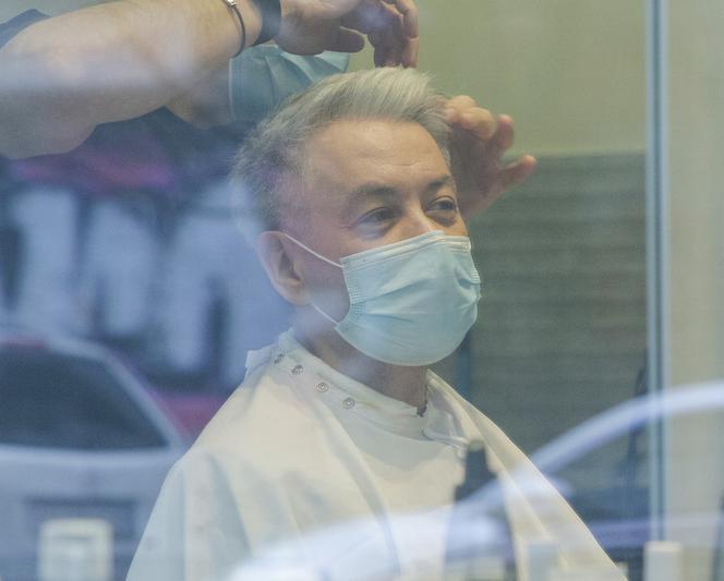 Robert Biedroń u fryzjera