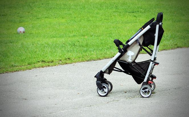 Zabrze: Pijany 19-latek spacerował z niemowlakiem w wózku