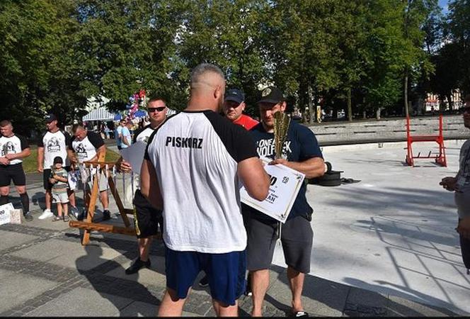 Policjant z Olsztyna niczym Pudzian