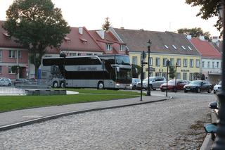 Posłowie PiS jechali autokarem a Kaczyński limuzyną