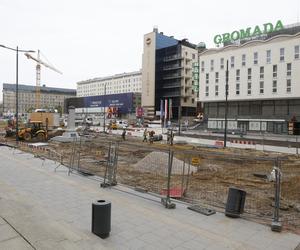 Rozkopane i zamknięte centrum Warszawy. Nie ma jak dojechać do urzędów, banków i sądów. Czy drogowcy puszczą ruch przez nowy deptak?!