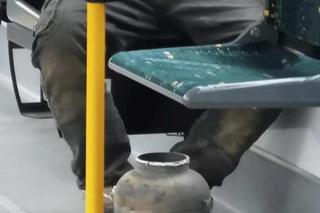 Mężczyzna z urną w tramwaju. Zabrał z cmentarza prochy ojca 