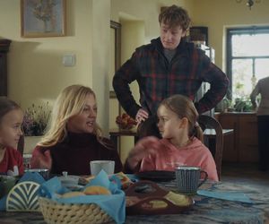 M jak miłość odc. 1854. Kacper (Bartosz Ziewiec), siostry (Natalia i Nadia Witkowskie), Jagoda (Katarzyna Kołeczek)