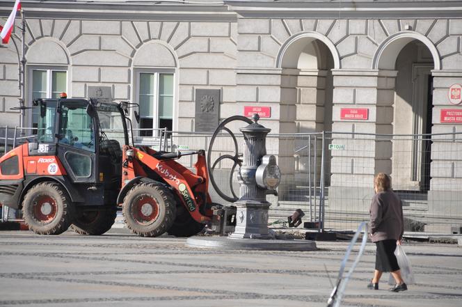 Trwa rewitalizacja Rynku w Kielcach. Ma być więcej zieleni. Zobacz postępy prac