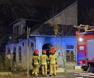 Niebezpieczny pożar w Warszawie. Trzy osoby zatrute dymem, jedna reanimowana