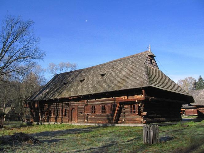 Pierwsze powojenne muzeum pod otwartym niebem powstało w Małopolsce. To tu kręcono słynne filmy