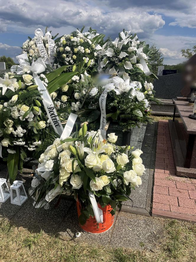 Tuszów Narodowy. Grób Dominiki i Grzesia, którzy zginęli w tragicznym wypadku