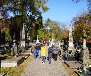 1 listopada na cmentarzu przy ul. Lipowej w Lublinie. Mieszkańcy odwiedzają groby swoich bliskich