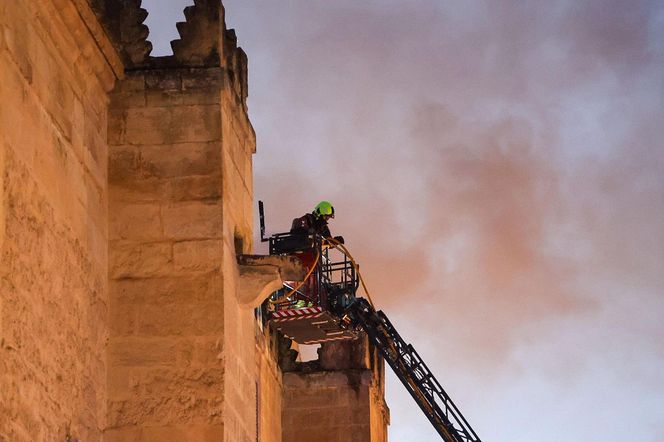Pożar w historycznej katedrze Mezquita  w Kordobie