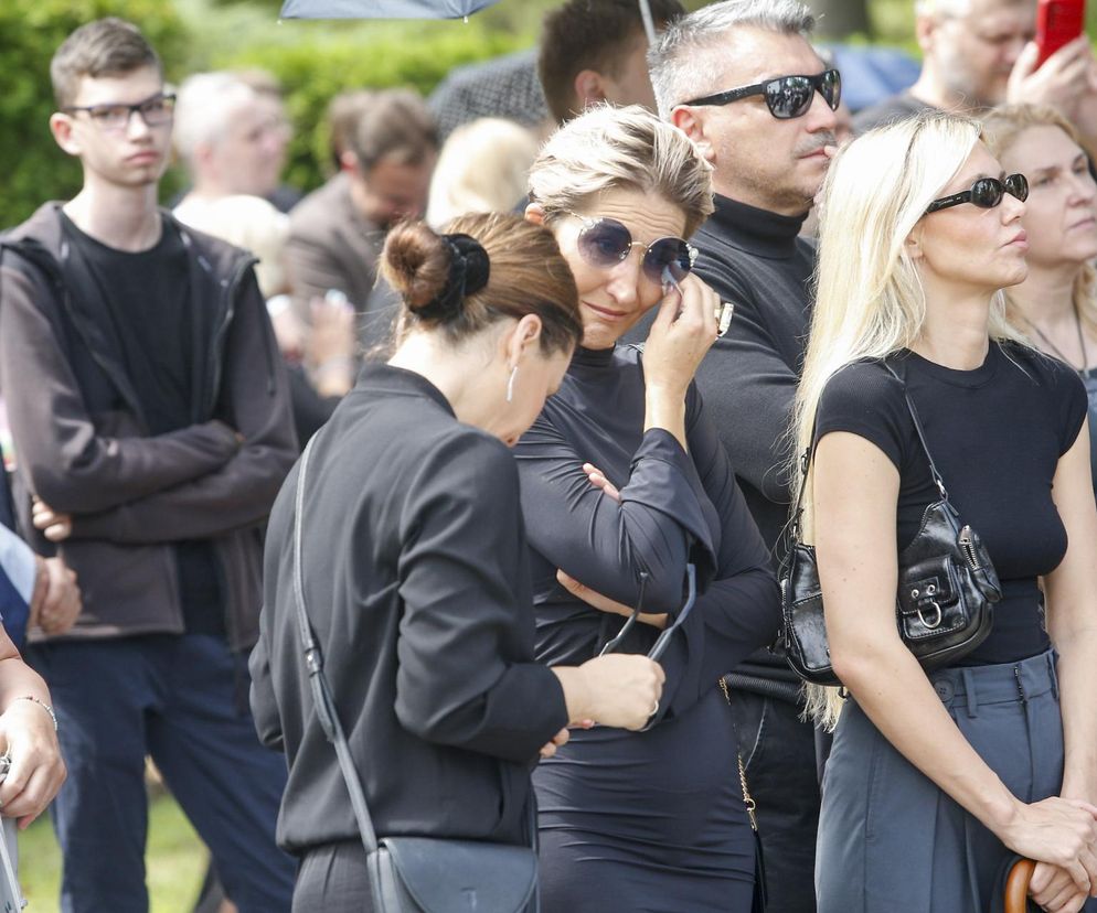 Zapłakane gwiazdy na pogrzebie Joanny Kołaczkowskiej. Steczkowska i Tadla ocierały łzy, panowie też mieli mokre oczy