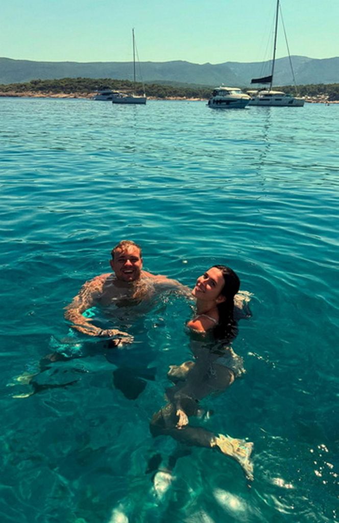 Roksana Węgiel i Kevin Mglej z dzieckiem na wakacjach