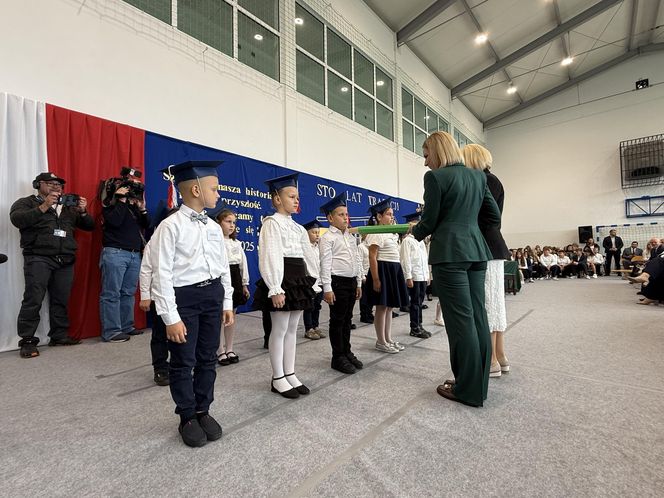 Pierwsza Dama uczciła z uczniami 100 lat od nadania imienia Stefana Batorego Szkole Podstawowej w Liwie