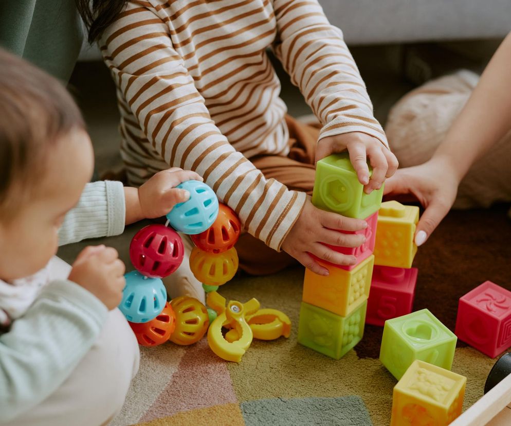 Których plastików unikać w trosce o dziecko? Na to zwróć uwagę