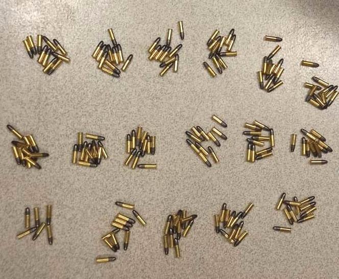 29-latek przewoził 100 gramów marihuany. W mieszkaniu miał nielegalną broń i amunicję