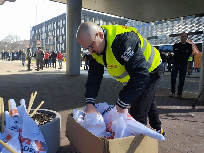 Protest hutników pod Węglokoksem w Katowicach. "Co innego nam mówią, a co innego robią"