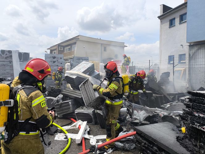 Pożar w składzie budowlanym w Tarnowie. Na miejscu pracuje ponad 40 strażaków