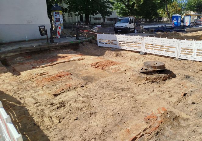 Rozkopanie dużego skrzyżowania odsłoniło fragmenty historii miasta Siedlce