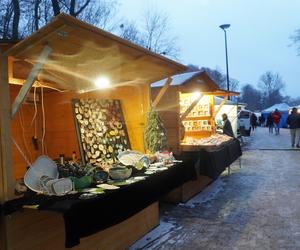 Ruszył jarmark bożonarodzeniowy nad jeziorem Ukiel w Olsztynie. Zobacz, jak wygląda! [ZDJĘCIA]