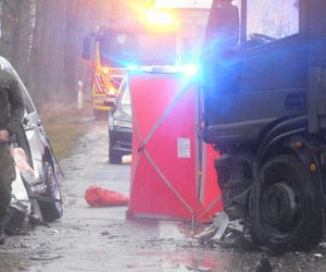 Masowy wypadek pod Warszawą! Zderzenie trzech aut z wojskową ciężarówką. Jedna osoba nie żyje