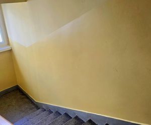 W PRL-u były w każdym budynku. Dziś ponownie są wnętrzarskim hitem